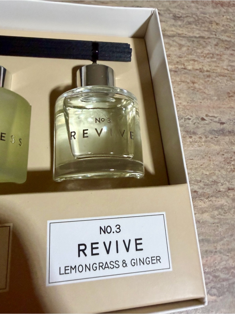 3-Scent Reed Diffuser Set with Reeds - Picture 9 of 16